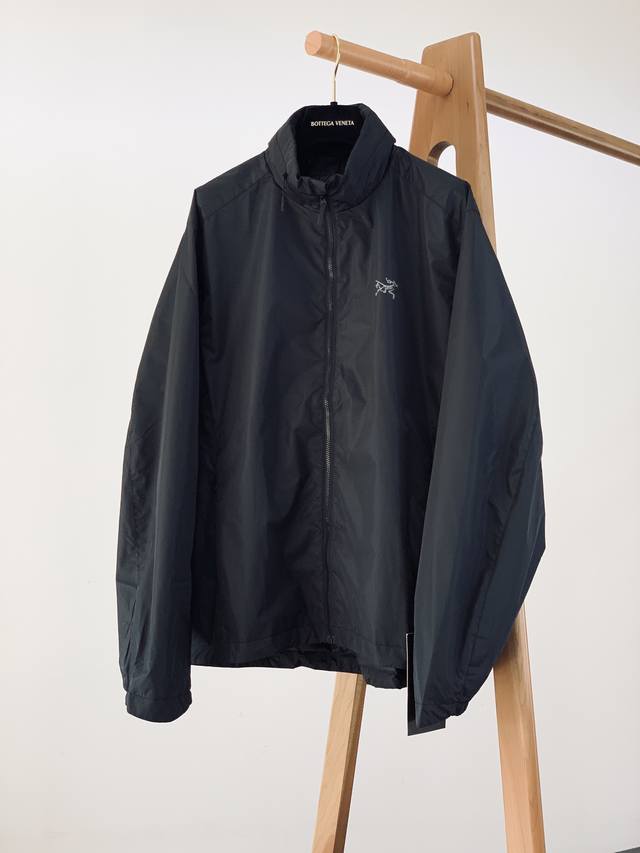 ARCTERYX 始祖鸟 2025SS早春新品 休闲夹克外套，宽松版型 上身秒瘦显白 ，手感处理完美 重工提花极强的轮廓设计搭配简直绝配，胸前数码印花标识，客供