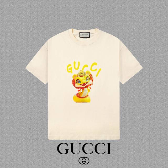 Gucci 古奇] 2025FW短袖T恤 LOGO印花 高端26s双纱300克面料 重磅面料 定制拉架罗纹同缸同染 三标齐全 男女同款 颜色：黑色 白色 杏色