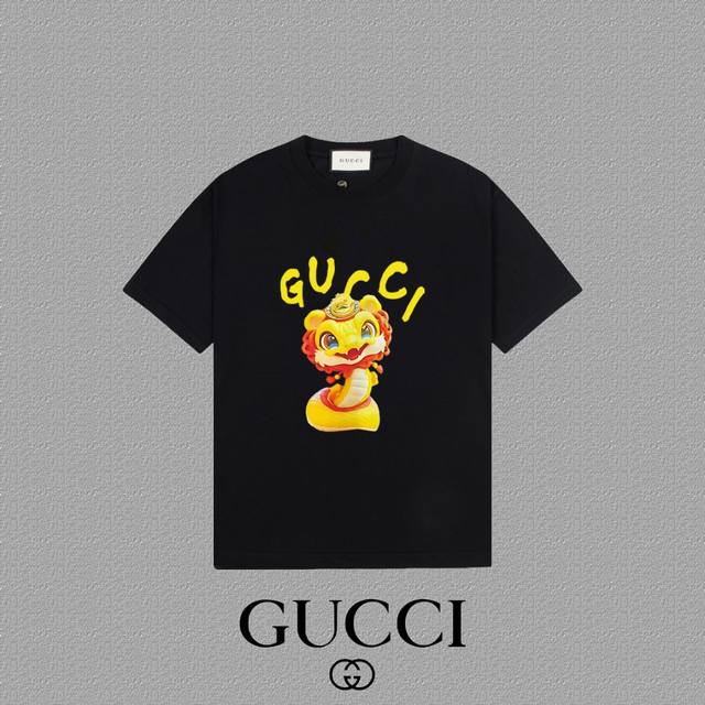 Gucci 古奇] 2025FW短袖T恤 LOGO印花 高端26s双纱300克面料 重磅面料 定制拉架罗纹同缸同染 三标齐全 男女同款 颜色：黑色 白色 杏色