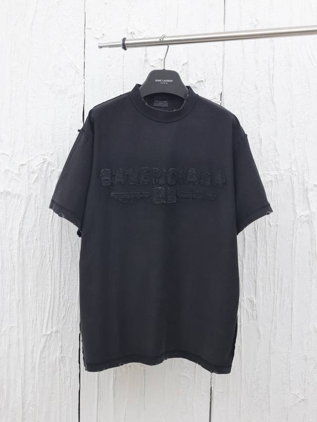 Balenciaga* 巴黎25新款贴布刺绣短袖T恤 采用定织定染双纱32s260克巴黎棉料 配套独有的320克十字螺纹领口 采用贴布刺绣工艺 田岛绣花机绣花