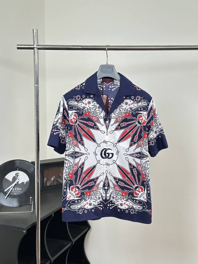 Gucc* 古驰 24 FW 早秋新款头巾印花棉质短袖衬衫 Size：S M L XL 这款单品出自Gucci Lido系列，设计灵感源自意大利海岸的夏日风情和