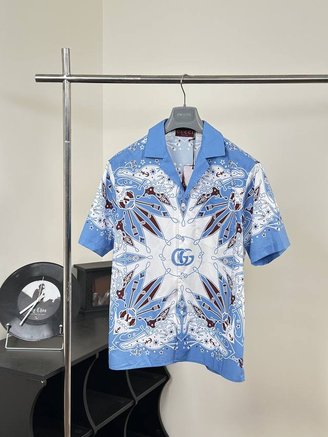 Gucc* 古驰 24 FW 早秋新款头巾印花棉质短袖衬衫 Size：S M L XL 这款单品出自Gucci Lido系列，设计灵感源自意大利海岸的夏日风情和