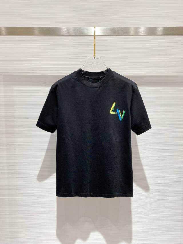 LV 2025早春新款男女同款短袖T恤，！定制专属纯棉面料，定制原版工艺螺纹，胸前重工字母logo工艺设计！简约大方，从容百搭，档次极高，完美融入时尚还有风情感