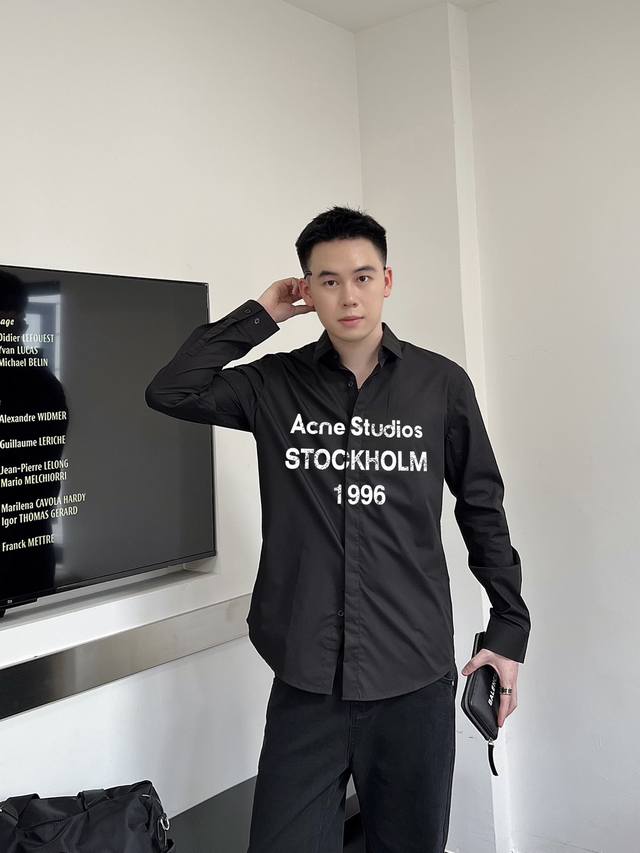 Acne Studios 专柜最新款男士必备款衬衫，100%天然棉，舒服透气，原单狠货，原版面料，柔软舒适，上身高端又奢华，足够场面的档次，这款衬衫无不骄傲的让