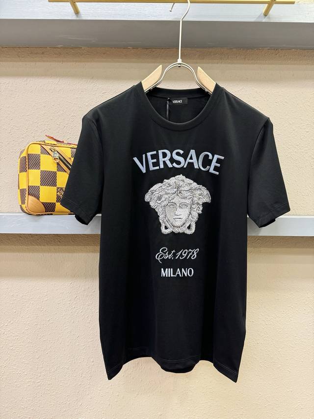 Versace 范思哲 2025新款经典圆领短袖，重工水钻搭配重工刺绣，闪亮耀眼。时尚百搭经典元素打造精致工艺专柜面料，顶级元素融合打造，经典短袖3标齐全，潮男