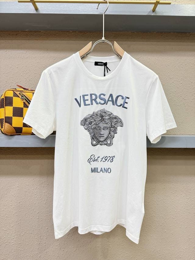 Versace 范思哲 2025新款经典圆领短袖，重工水钻搭配重工刺绣，闪亮耀眼。时尚百搭经典元素打造精致工艺专柜面料，顶级元素融合打造，经典短袖3标齐全，潮男