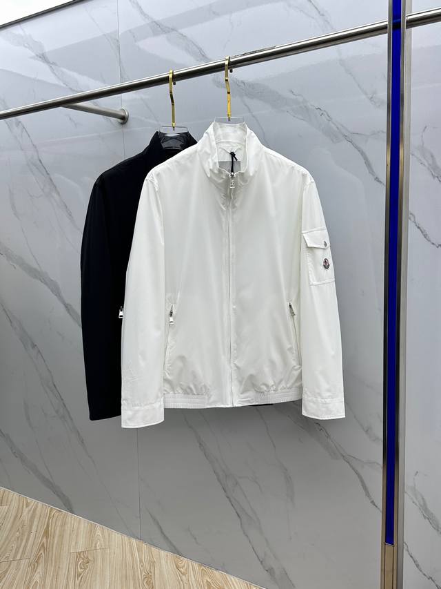 支持年后Moncler 蒙口 2025开秋新款男士立领夹克外套，原单三标齐全高端版本！高定专柜面料 透气舒适度高，细节无可挑剔，品牌元素设计理念，做工考究工艺复