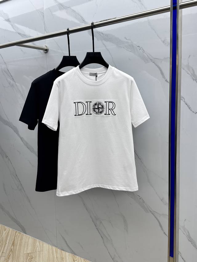 Dior 迪奥 2025春夏新款男士短袖T恤圆领，全新升级百搭基础款，低调奢华，品格之选！甄选进口面料打造而成，吸湿性好，舒适透气，享受轻薄轻松自在的穿着体验， - 点击图像关闭