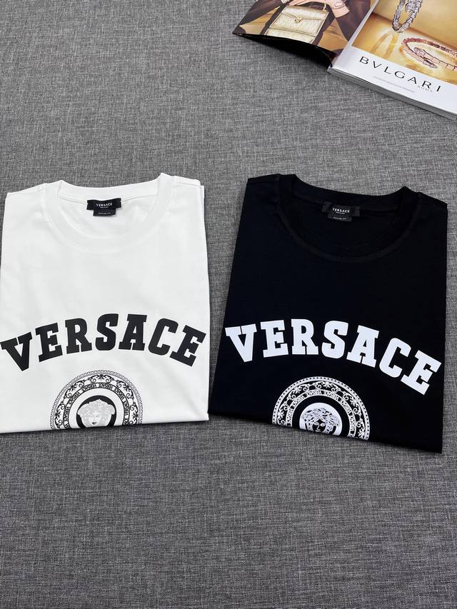 VERSACE 范思哲 男士丝光棉圆领短袖T恤，25春夏新品，专柜橱窗主打展示款！作为VS家的经典王牌产品，这一季仍然延续了极富高强辨识度的头像元素，非常重工匠