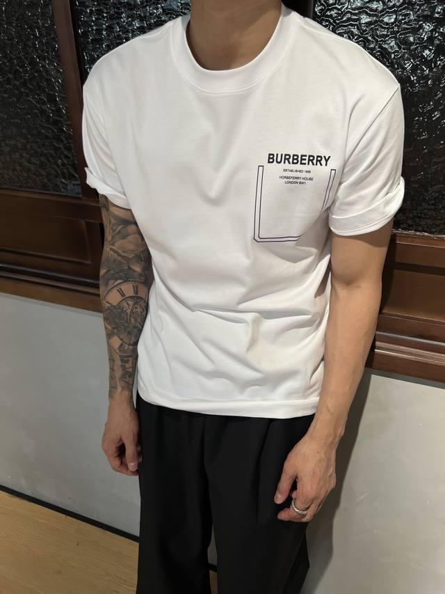 Burberry 巴宝莉春夏新款 T 恤太迷人啦！ 字母印花，简约时尚 纯棉材质，柔软亲肤 圆领短袖，经典百搭 赶紧穿上，散发魅力风采 颜色：黑、白、藏青 码数