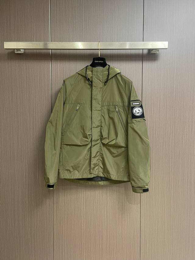 Burberry 2025ss春夏新款机能风袖章徽标魔术贴夹克外套。采用进口环保面料，高效持久防水透气，防撕裂性能效果尤为明显！夹克版型简约大气，轻便舒适，处处