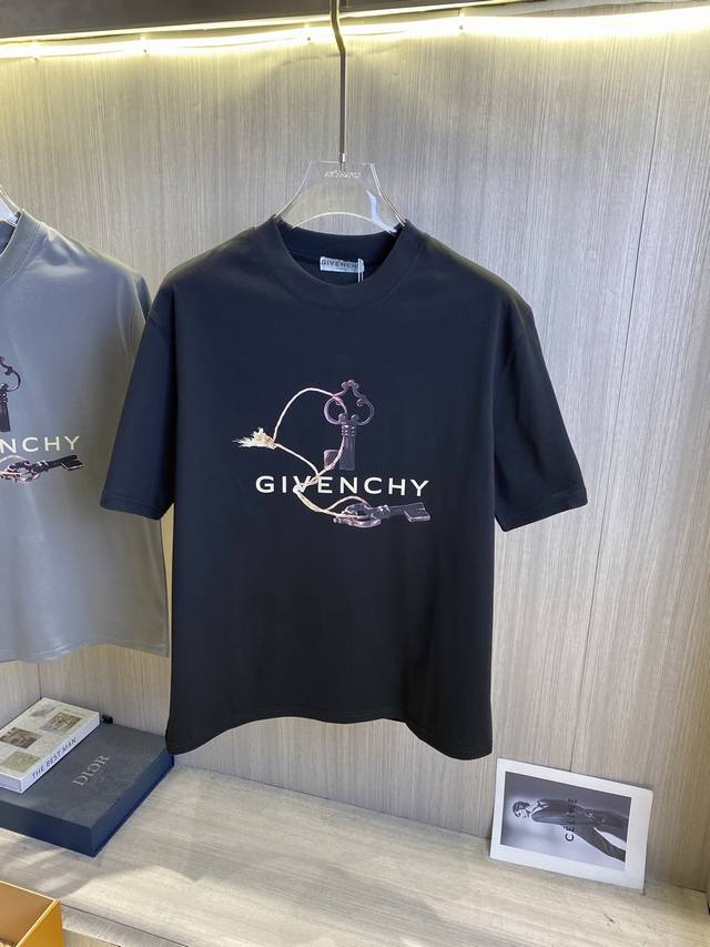 GIVENCHY纪梵希 2025ss春夏最新款短袖T恤出货啦！！ 2025新款T恤 高版本专用面料 高克重 260g 纯棉面料 上身舒适不失挺阔 针脚刺绣工艺、