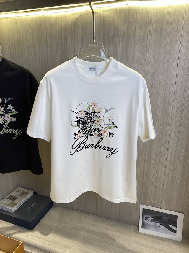 BURBERRY巴宝莉 2025ss春夏最新款短袖T恤出货啦！！ 2025新款T恤 高版本专用面料 高克重 260g 纯棉面料 上身舒适不失挺阔 针脚刺绣工艺、