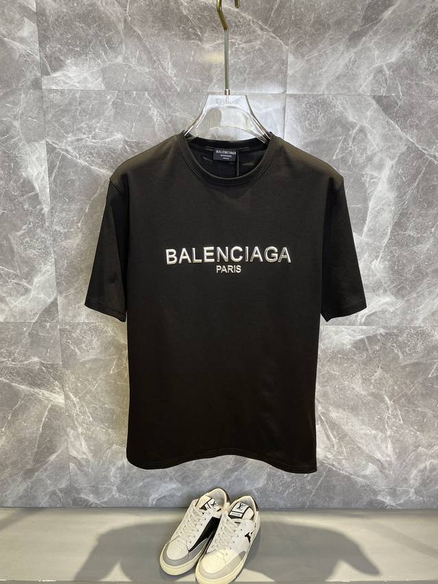 Balenciaga巴黎世家 2025ss春夏最新款短袖T恤出货啦！！ 2025新款T恤 高版本专用面料 高克重丝光面料 上身舒适不失挺阔 针脚刺绣工艺、数字印