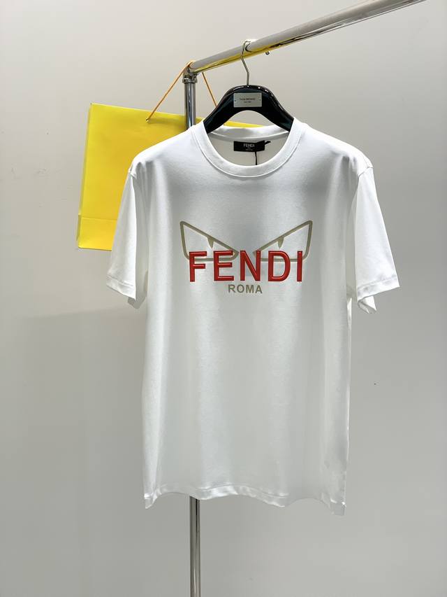 FENDI 芬迪，2025夏季最新品，专柜同步有售，原单狠货，休闲时尚圆领短袖T恤，进口原版面料，顶级印花工艺字母图案logo，独特设计，上身舒适透气，档次极高