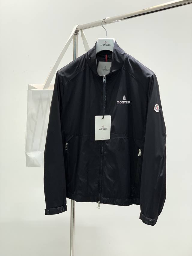 Moncler 蒙口，2025春季最新品，专柜同步有售，原单狠货，时尚休闲立领外套，上身舒适！吸睛而有亮点，采用进口原版面料，顶级刺绣印花工艺字母图案logo，