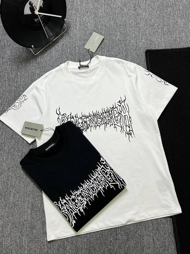 BALENCIAGA 25s夏款 颜色 黑色 白色 尺码 s m l xl 前后梵文爆裂印花 300g精梳紧密棉 高品质 男女同款