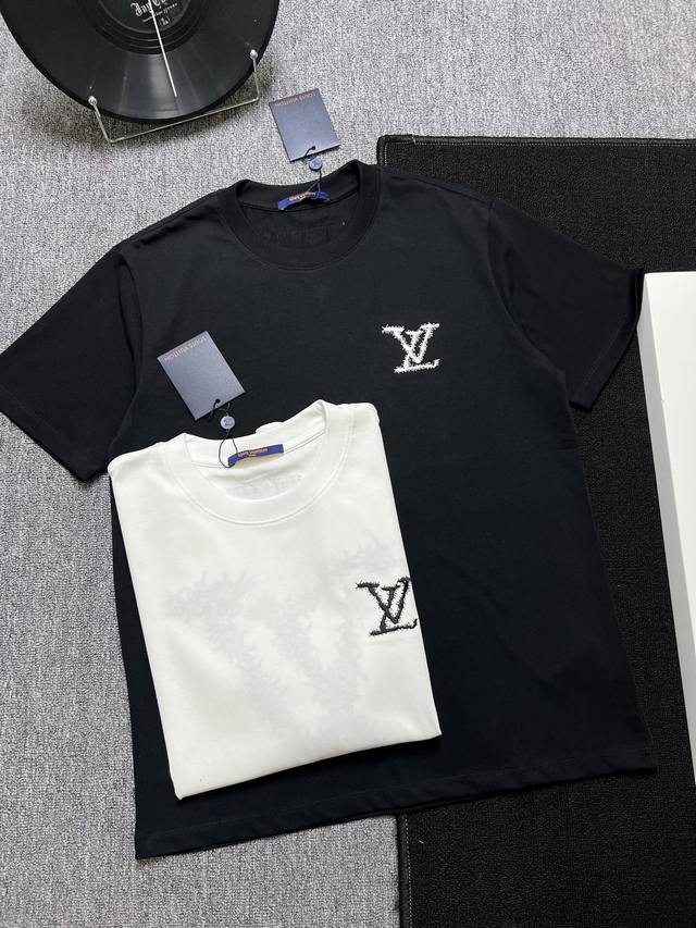 LV 25s夏款 颜色 黑色 白色 尺码 s m l xl 前后刺绣：绣花 280g精梳紧密棉 高品质 男女同款