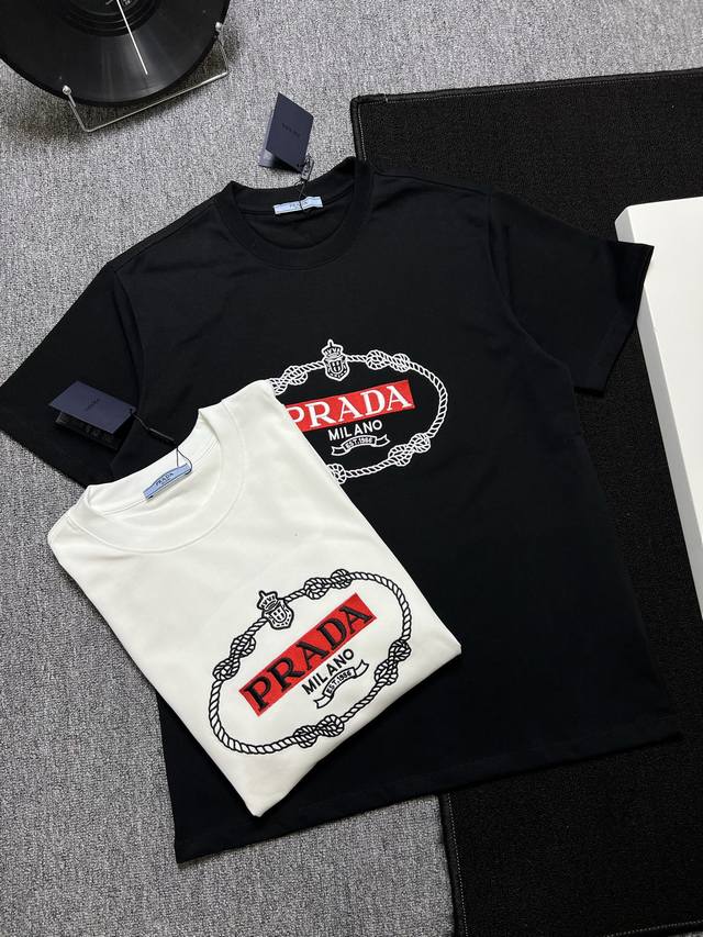 PRADA 25s夏款 颜色 黑色 白色 尺码 s m l xl 胸前绣花 280g精梳紧密棉 高品质 男女同款