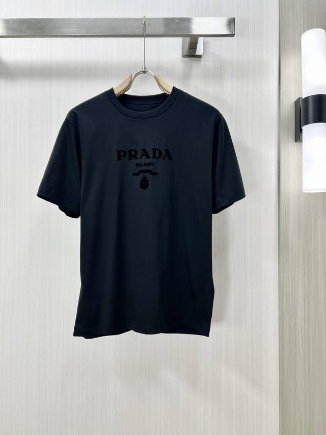 PRADA 普拉达 高定面料 2025春夏新品上市时尚经典圆领短袖时尚单品设计，更加时尚舒适，高标准定制，上身非常有型，胸前品牌经典LOGO 图案 客供辅料，客