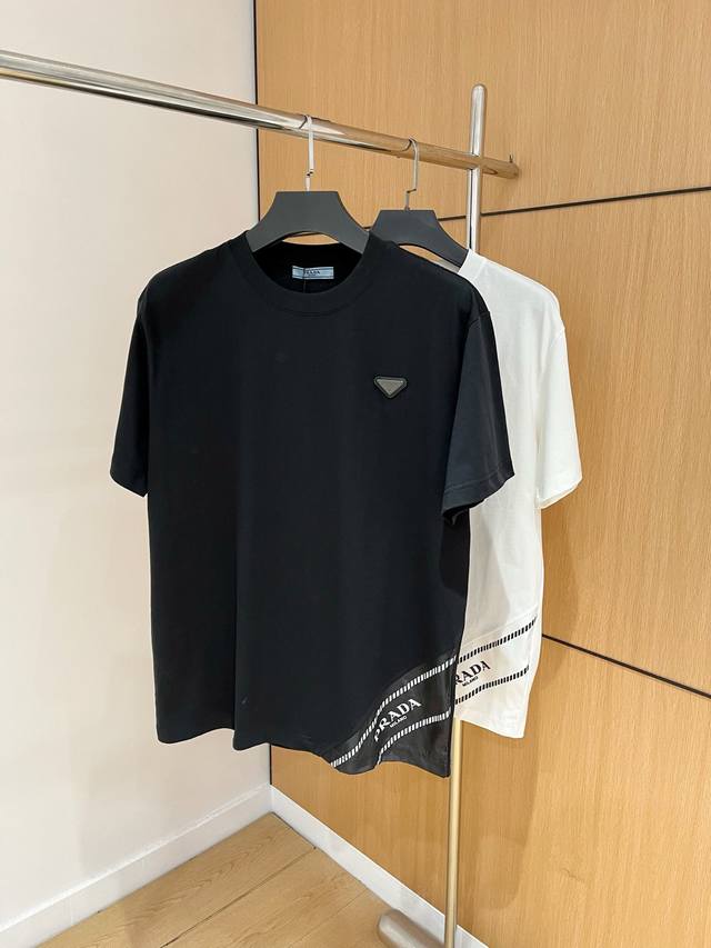 Prada 普拉达 25ss新款短袖，最新品牌经典LOGO图案，高标准定制，上身非常有型，客供进口高档240克纯棉面料质感非常细腻，细节工艺精湛考究，塑造性极高