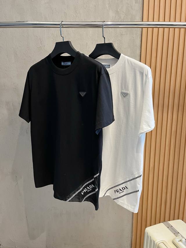 Prada 普拉达 25ss新款短袖，最新品牌经典LOGO图案，高标准定制，上身非常有型，客供进口高档240克纯棉面料质感非常细腻，细节工艺精湛考究，塑造性极高