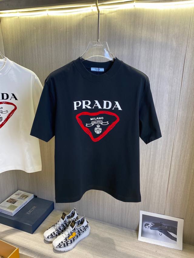 PRADA普拉达 2025ss春夏高品质情侣短袖T恤，高克重纯棉T恤，工艺品级别，重工工艺，尊享好货，车线做工符合精品要求，超级好搭配，品质及剪裁设计都堪称一流