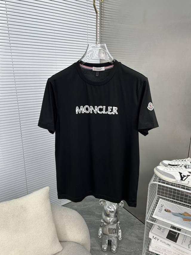 MONCLER蒙口 2025春夏男士玉蚕丝短袖T恤最新系列，简约logo元素长袖T恤。定制高级玉蚕丝面料手感柔软舒适带有弹力，简约大气，修身版型，上身效果超赞，