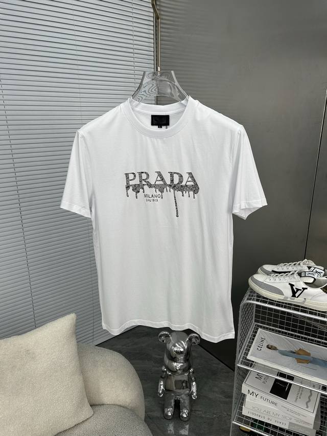 PRADA普拉达 2025春夏男士玉蚕丝短袖T恤最新系列，简约logo元素长袖T恤。定制高级玉蚕丝面料手感柔软舒适带有弹力，简约大气，修身版型，上身效果超赞，大