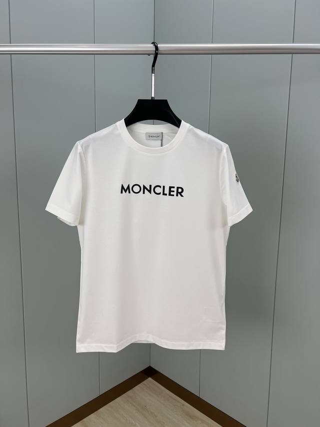 Moncler 25春夏新品立体印花短袖T恤，正面点缀品牌经典字母徽标印花设计，采用定制80支双股丝光棉面料；黑色 白色 S～XXXL 可定制4XL、5XL