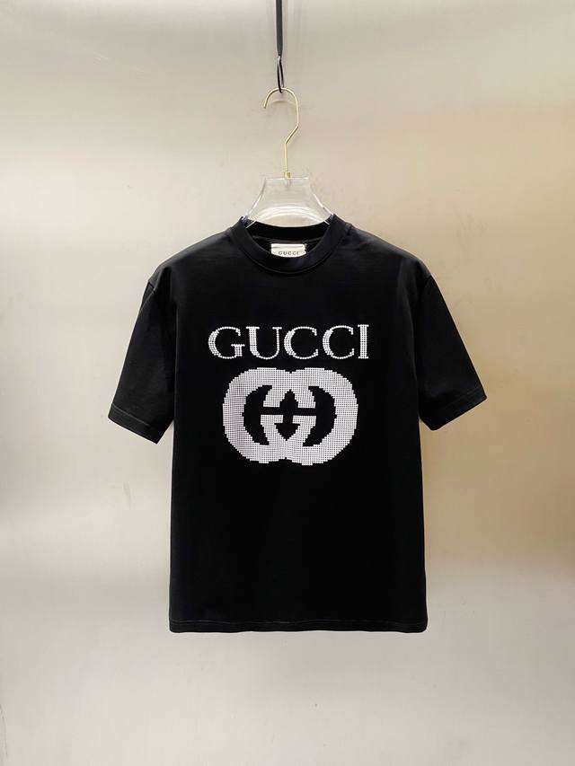 GUCCI 2025春夏新款首发专柜最新款短袖圆领T恤 高端订制 设计前卫时尚！品牌logo重工艺设计 高端定制丝光长绒棉面料.手感柔软.穿着舒适.专柜级别精致