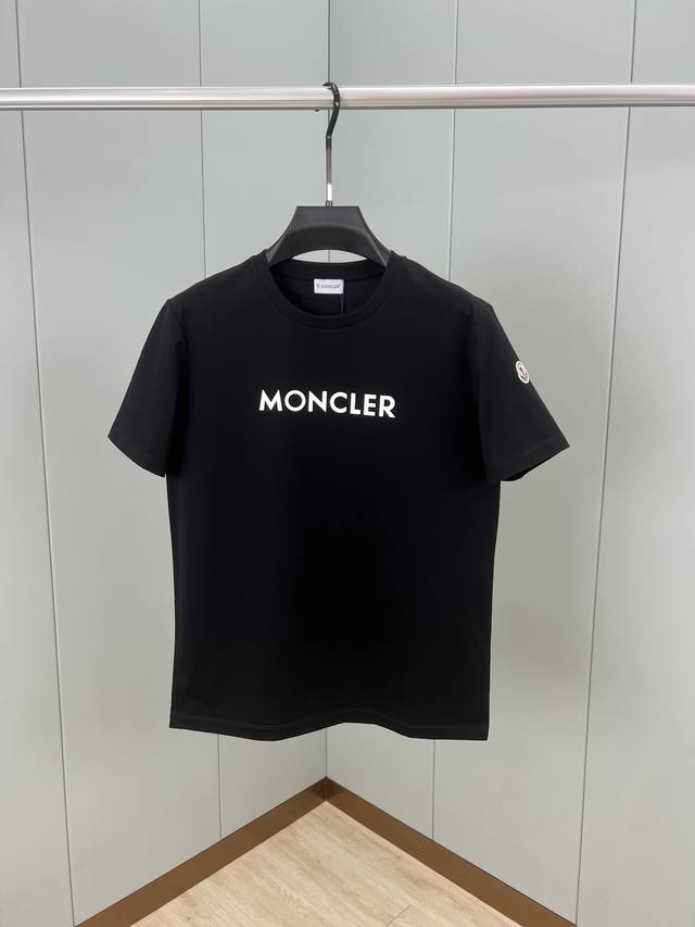 Moncler 25春夏新品立体印花短袖T恤，正面点缀品牌经典字母徽标印花设计，采用定制80支双股丝光棉面料；黑色 白色 S～XXXL 可定制4XL、5XL