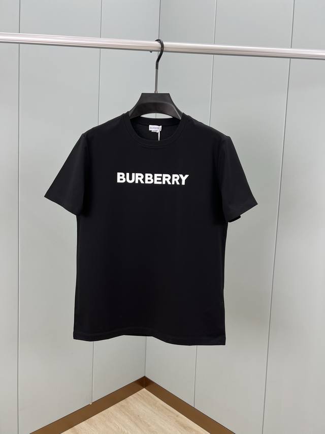 Burberry 春夏品牌经典字母徽标印花棉质短袖T恤，ZG同款，正面饰有简约品牌经典字母、整体图案简洁大方而又不失格调，定制高支高密80支双股丝光棉面料，上身