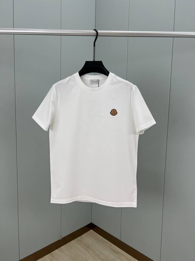 Moncler 春夏男士饰皮革徽章标志短袖T恤衫，正面皮革品牌元素徽标堪称百搭单品，彰显品牌辨识度，极简风格设计透露出高级百搭的气质，定制高支高密80支双股丝光