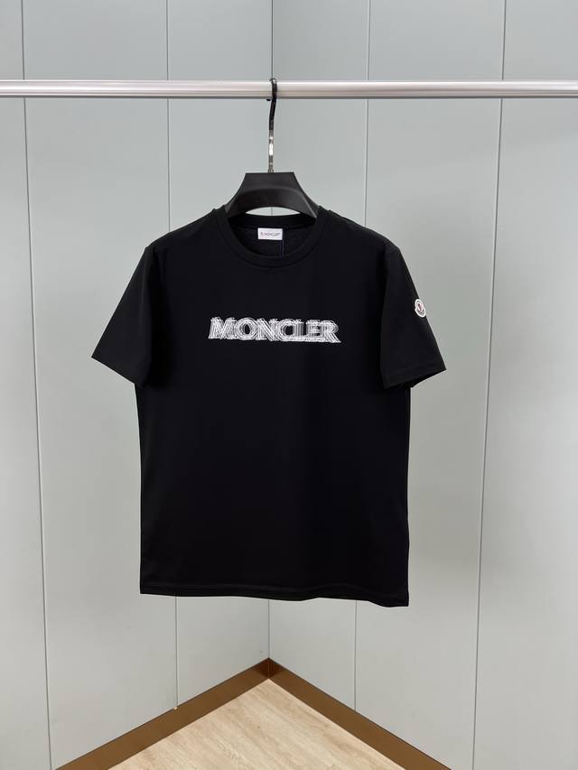 Moncler 25春夏新品字母模糊标识印花短袖T恤，采用定制80支双股丝光棉面料；黑色 白色 S～XXXL 可定制4XL、5XL