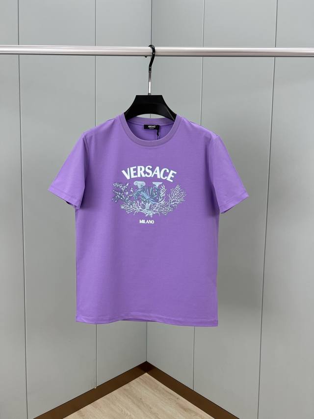 Versace 春夏新品男士University Coral数码印花圆领短袖T恤，正面缀饰有水生生物主题的学院风图案数码印花设计，打造男士基本款单品，为男士衣橱