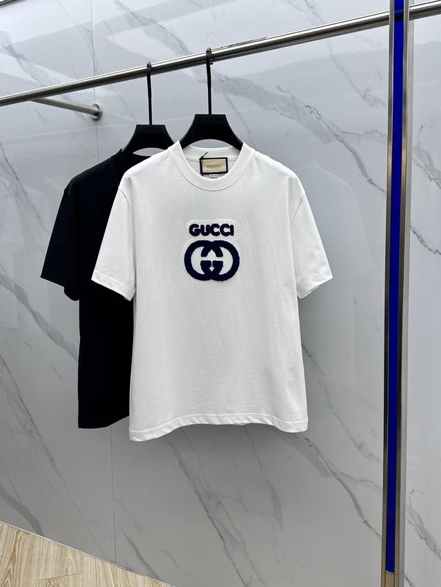 Gucci 古驰 2025FW春夏新品圆领打底外穿T恤，立体感logo微廓形半袖260克活性纯棉打底T恤，棉，手感面糯有骨感，柔而有韧性。工艺处理，韧性和抗皱性