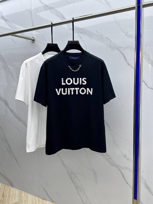 Louis Vuitton 路易威登 2025FW春夏新品圆领打底外穿T恤，立体感logo微廓形半袖260克活性纯棉打底T恤，棉，手感面糯有骨感，柔而有韧性。工