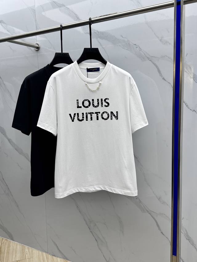 Louis Vuitton 路易威登 2025FW春夏新品圆领打底外穿T恤，立体感logo微廓形半袖260克活性纯棉打底T恤，棉，手感面糯有骨感，柔而有韧性。工