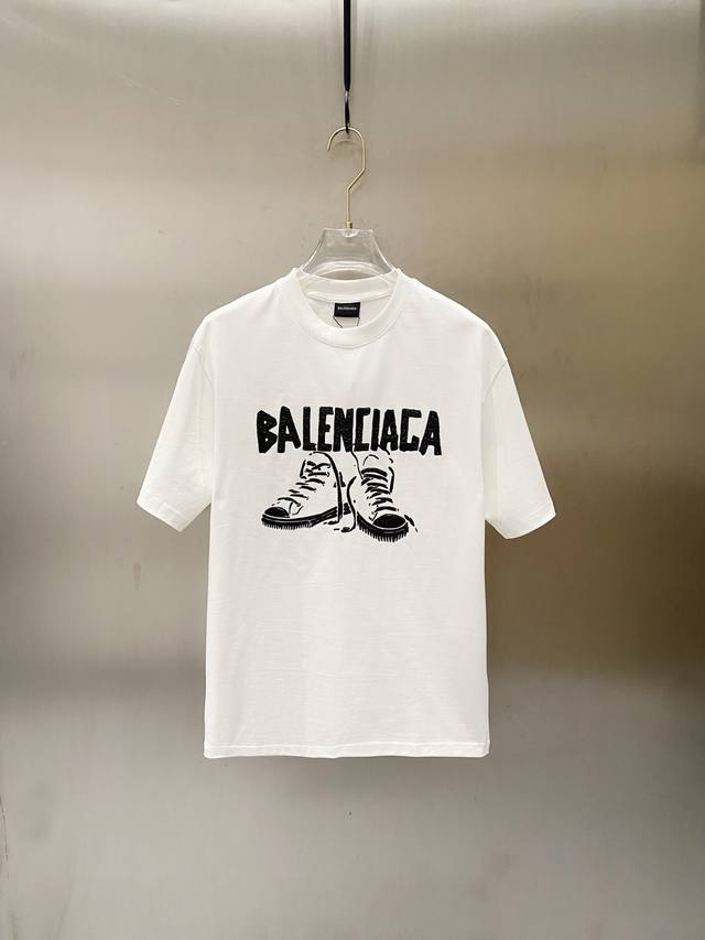 BALENCIAGA 2025春夏新款首发专柜最新款短袖圆领T恤 高端订制 设计前卫时尚！品牌logo重工艺设计 高端定制丝光长绒棉面料.手感柔软.穿着舒适.专