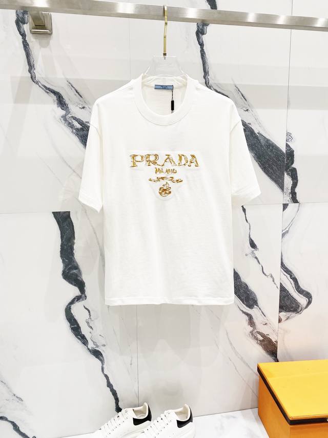 PRADA 普拉达 320克圆领短袖T恤 经典胸前万针刺绣品牌字母LOGO标识 官方同步 1:1原版开模 时尚个性 百搭潮流 纯原品质 原版洗水面料 吊牌 领标