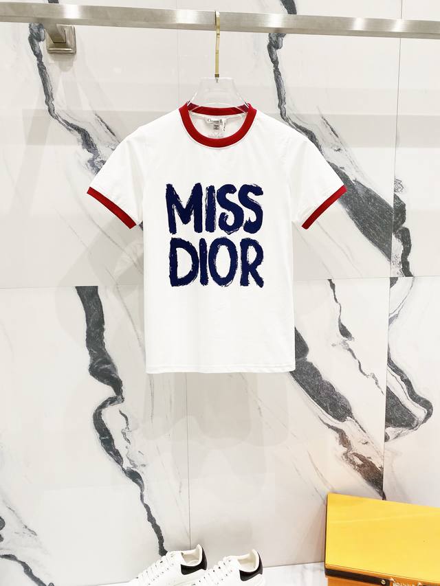 女款] DIOR 迪奥 2025新款 50支双冰爽棉1 g面料 撞色领口直喷字母LOGO印花 官方同步 高版本 时尚个性 百搭潮流 纯原品质 原版面料 吊牌 领 - 点击图像关闭