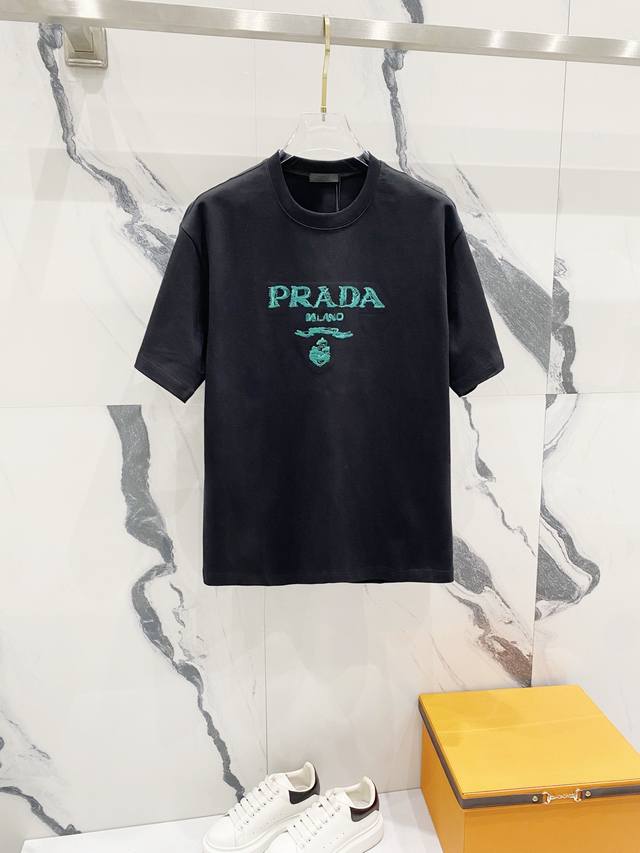 PRADA 普拉达 320克圆领短袖T恤 经典品牌标志绿色刺绣字母LOGO标识 官方同步 1:1原版开模 时尚个性 百搭潮流 纯原品质 原版洗水面料 吊牌 领标