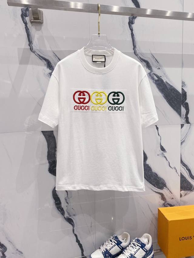 GUCCI 古驰 320克圆领短袖T恤 红黄绿三色立体刺绣双G字母LOGO 官方同步 1:1原版开模 时尚个性 百搭潮流 纯原品质 原版洗水面料 吊牌 领标 水