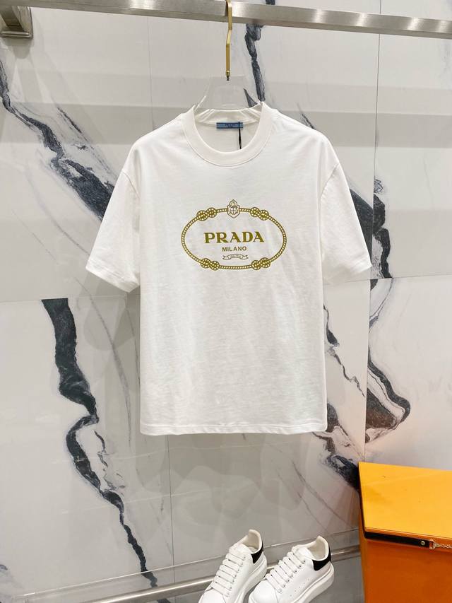 PRADA 普拉达 320克圆领短袖T恤 标志性LOGO皇冠字母印花标识 官方同步 1:1原版开模 时尚个性 百搭潮流 纯原品质 原版洗水面料 吊牌 领标 水洗