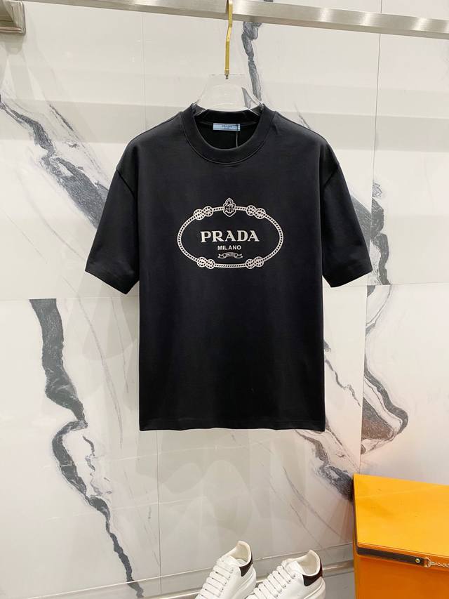 PRADA 普拉达 320克圆领短袖T恤 标志性LOGO皇冠字母印花标识 官方同步 1:1原版开模 时尚个性 百搭潮流 纯原品质 原版洗水面料 吊牌 领标 水洗