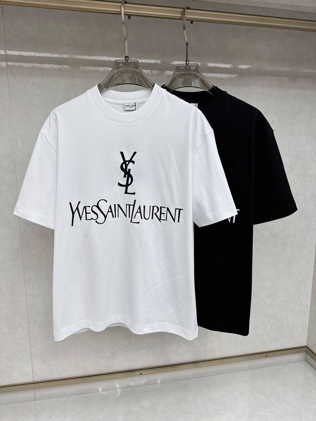 ysl 2025春夏新款首发专柜最新款短袖圆领T恤 高端订制 设计前卫时尚！品牌logo重工艺设计 高端定制丝光云朵棉面料.手感柔软.穿着舒适.专柜级别精致车线 - 点击图像关闭