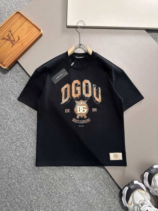 DOLCE&GABBANA 杜嘉班纳 -DG 重磅推荐！ss夏装新品 专柜在售 最新系列图案logo短袖T恤 必须人手一件的节奏！ 进口顶极精梳棉面料，极为亲肤