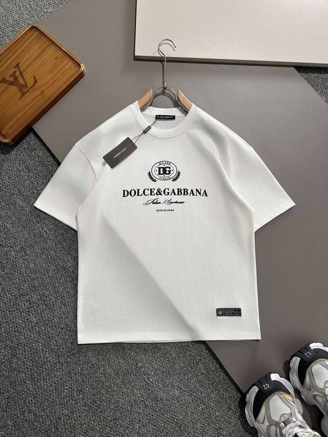 DOLCE&GABBANA 杜嘉班纳 -DG 重磅推荐！ss夏装新品 专柜在售 最新系列图案logo短袖T恤 必须人手一件的节奏！ 进口顶极精梳棉面料，极为亲肤