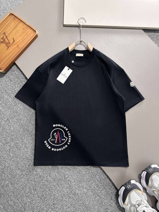 Moncler 蒙口 2025ss新款章仔印花短袖T恤 标志性的字母图案为设计特色隶属大气时尚高雅魅力的单品成就最火最潮的icon... 整体造型立体提花工艺采